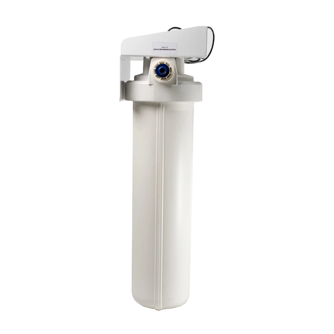 Filtro desmineralizador Zero Ka modelo 0K-Pro PA para produção de água desmineralizada, água deionizada e sem condutividade elétrica ultrapura – vista lateral da saída de água desmineralizada