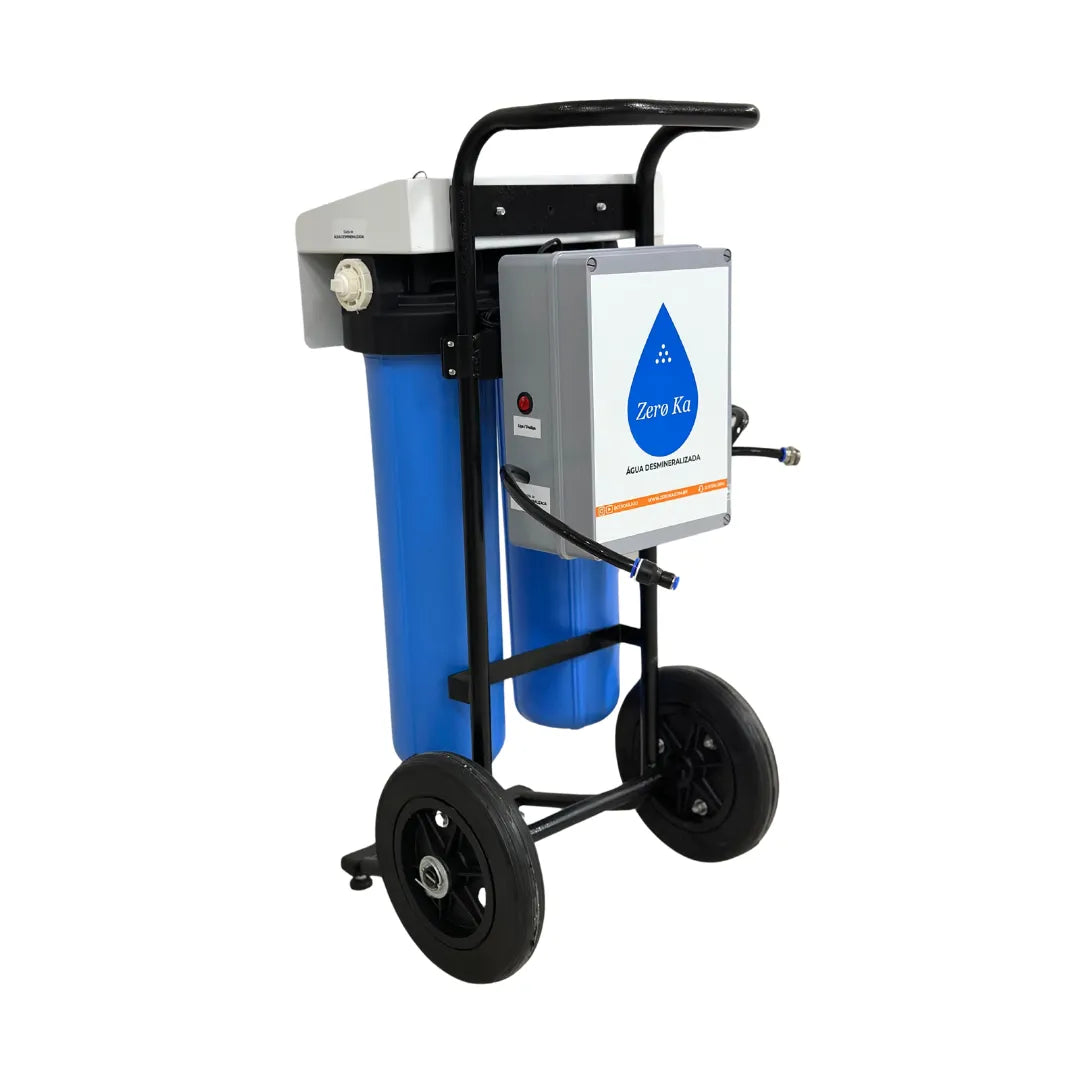 Máquina desmineralizadora Zero Ka modelo 0K Max para produção de água desmineralizada, ideal para limpeza de vidros – vista costas direita